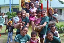 Vrijwilligerswerk in Fiji:Vrijwilligers doen sociaalwerk met kinderen in een kleuterschool tijdens deze groepsreis voor jongeren naar Fiji. Vrijwilligers doen sociaalwerk met kinderen in een kleuterschool tijdens deze groepsreis voor jongeren naar Fiji.