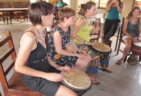 Creatieve vorming projecten in het buitenland:Vrijwilligers leren meer over de lokale cultuur van Togo tijdens creatieve vorming workshops. Vrijwilligers leren meer over de lokale cultuur van Togo tijdens creatieve vorming workshops.