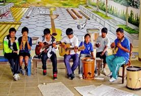 Creatieve vorming projecten in het buitenland:Als vrijwilliger geef je muzieklessen en therapie sessies om deze jongeren in Bolivia meer zelfvertrouwen te geven. Als vrijwilliger geef je muzieklessen en therapie sessies om deze jongeren in Bolivia meer zelfvertrouwen te geven.