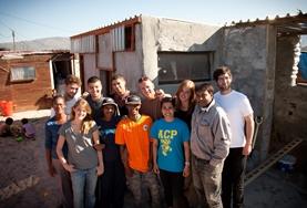Cultuur & Samenleving projecten in het buitenland:Een groep vrijwilligers van het community township project poseert voor een foto na een dag hard werken. Een groep vrijwilligers van het community township project poseert voor een foto na een dag hard werken.