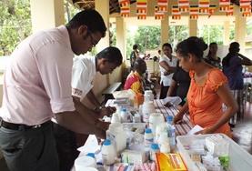 Vrijwilligerswerk in Sri Lanka:Een vrijwilliger van het farmacie project helpt bij de uitgifte van medicijnen tijdens een medical outreach in Sri Lanka. Een vrijwilliger van het farmacie project helpt bij de uitgifte van medicijnen tijdens een medical outreach in Sri Lanka.