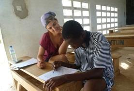 Vrijwilligerswerk in Togo:Een logopedie vrijwilliger helpt een man in Togo bij het doen van spraakoefeningen. Een logopedie vrijwilliger helpt een man in Togo bij het doen van spraakoefeningen.