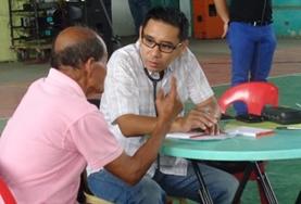 Vrijwilligerswerk in de Filippijnen:Een vrijwilliger op het Public Health project neemt deel aan medical outreaches naar de lokale gemeenschappen. Een vrijwilliger op het Public Health project neemt deel aan medical outreaches naar de lokale gemeenschappen.