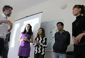 Vrijwilligerswerk in Vietnam:Vrijwilligers van het Internationale Ontwikkeling project in Vietnam luisteren naar een van de partner organisaties. Vrijwilligers van het Internationale Ontwikkeling project in Vietnam luisteren naar een van de partner organisaties.