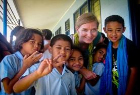 Vrijwilligerswerk lesgeven in het buitenland:Help scholieren in Samoa bij hun huiswerk tijdens het lesgeef project voor vrijwilligers. Help scholieren in Samoa bij hun huiswerk tijdens het lesgeef project voor vrijwilligers.