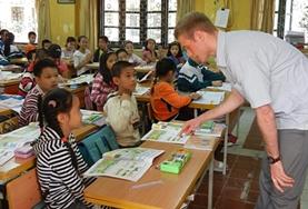 Vrijwilligerswerk in Vietnam:Als lesgeef vrijwilliger sta je voor de klas en geef je Engelse les aan scholieren in Vietnam. Als lesgeef vrijwilliger sta je voor de klas en geef je Engelse les aan scholieren in Vietnam.