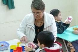 Vrijwilligerswerk in Vietnam:Een ergotherapeut doet vrijwilligerswerk in een dagopvangcentrum in Vietnam. Een ergotherapeut doet vrijwilligerswerk in een dagopvangcentrum in Vietnam.
