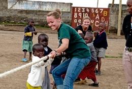 Vrijwilligerswerk in Ghana:Als leraar speciaal onderwijs help je ook plezier met de kinderen op het schoolplein. Als leraar speciaal onderwijs help je ook plezier met de kinderen op het schoolplein.