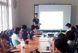 Vrijwilligerswerk in Vietnam:Een ervaren sociaal werker geef vrijwillig een presentatie aan lokale collega's in Vietnam Een ervaren sociaal werker geef vrijwillig een presentatie aan lokale collega's in Vietnam