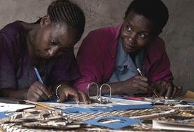 Vrijwilligerswerk en stage in Tanzania:Vrijwilligers geven voorlichting over mensenrechten aan een lokale gemeenschap in Tanzania. Vrijwilligers geven voorlichting over mensenrechten aan een lokale gemeenschap in Tanzania.