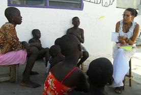Vrijwilligerswerk in Togo:Een vrijwilliger op het mensenrechten project in Togo vertelt kinderen meer over hun rechten. Een vrijwilliger op het mensenrechten project in Togo vertelt kinderen meer over hun rechten.