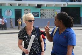 Sociaal vrijwilligerswerk met kinderen in het buitenland:Een vrijwilliger overlegt met een vertegenwoordiger van een lokale organisatie over voorlichting over HIV/Aids. Een vrijwilliger overlegt met een vertegenwoordiger van een lokale organisatie over voorlichting over HIV/Aids.