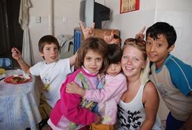 Sociaal vrijwilligerswerk met kinderen in het buitenland:Als je sociaal vrijwilligerswerk doet met kinderen in Argentinië, organiseer je bijvoorbeeld educatieve spelletjes in dagopvangcentra. Als je sociaal vrijwilligerswerk doet met kinderen in Argentinië, organiseer je bijvoorbeeld educatieve spelletjes in dagopvangcentra.