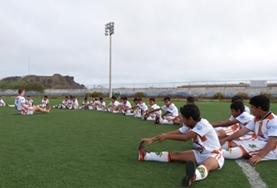 Vrijwilligerswerk in Ecuador:Een sport vrijwilliger in Ecuador geef voetballessen aan kinderen. Een sport vrijwilliger in Ecuador geef voetballessen aan kinderen.