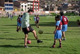 Vrijwilligerswerk in Peru:Op het community sport project help je als vrijwilliger bij het geven van sportlessen aan jongeren in Peru. Op het community sport project help je als vrijwilliger bij het geven van sportlessen aan jongeren in Peru.