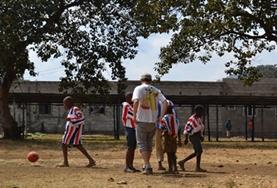 Vrijwilligerswerk en stage in Tanzania:Organiseer gymlessen voor schoolkinderen in Tanzania als je deelneemt aan dit sport vrijwilligersproject. Organiseer gymlessen voor schoolkinderen in Tanzania als je deelneemt aan dit sport vrijwilligersproject.