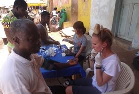 Vrijwilligerswerk in Ghana:Tijdens deze groepsreis voor twintigers doe je medische ervaring op in Ghana. Tijdens deze groepsreis voor twintigers doe je medische ervaring op in Ghana.